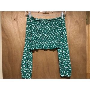 🌵 Floral off the shoulder long sleeve crop top!